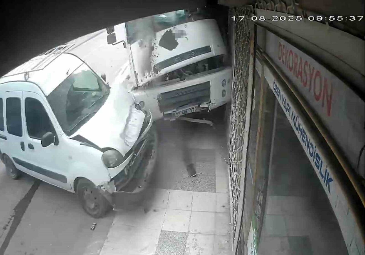 Hatay’da freni boşalan arazöz, park halindeki araçlara ve bir iş