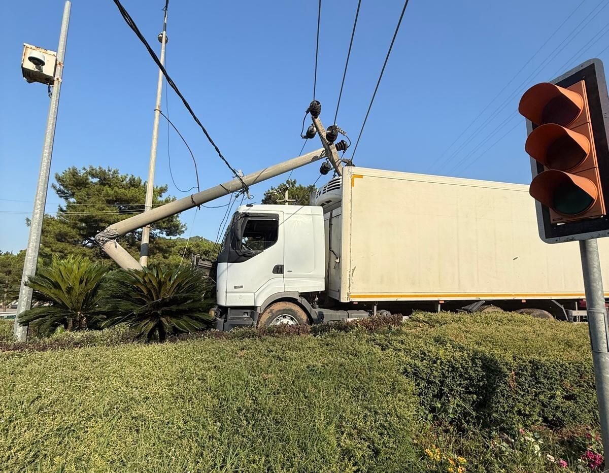 Muğla’nın Marmaris ilçesinde frenleri tutmayan kamyon refüje çıkarak aydınlatma direğine