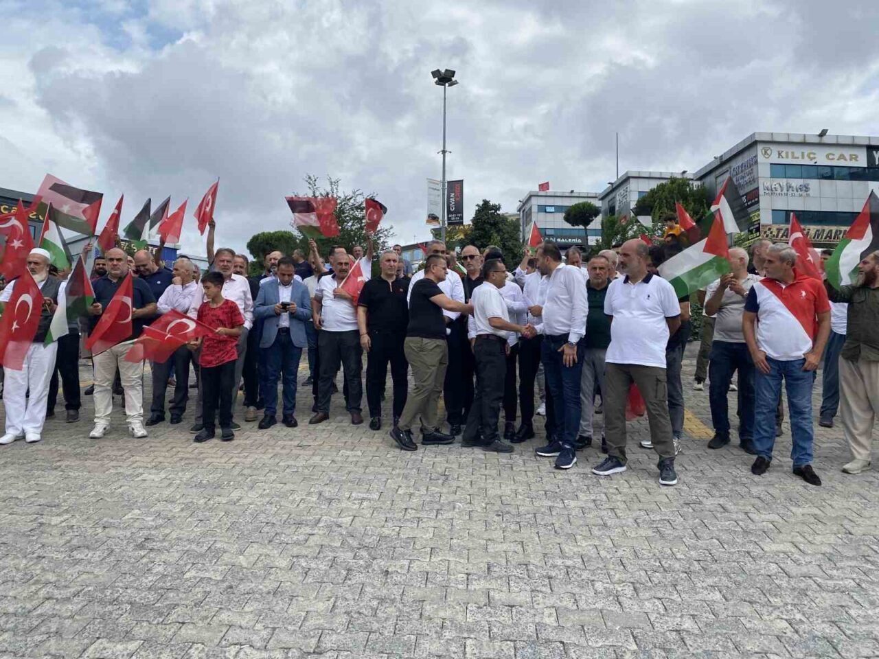 Bağcılar’da bulunan Otocenter Galericiler esnafı, Gazze’de soykırım yapan İsrail’e ve