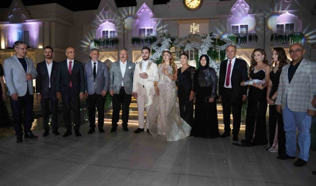 Gazeteci Azim Deniz’in mutlu günü Gazeteci Azim Deniz’in kızı Nergis Deniz ile iş insanı Yusuf