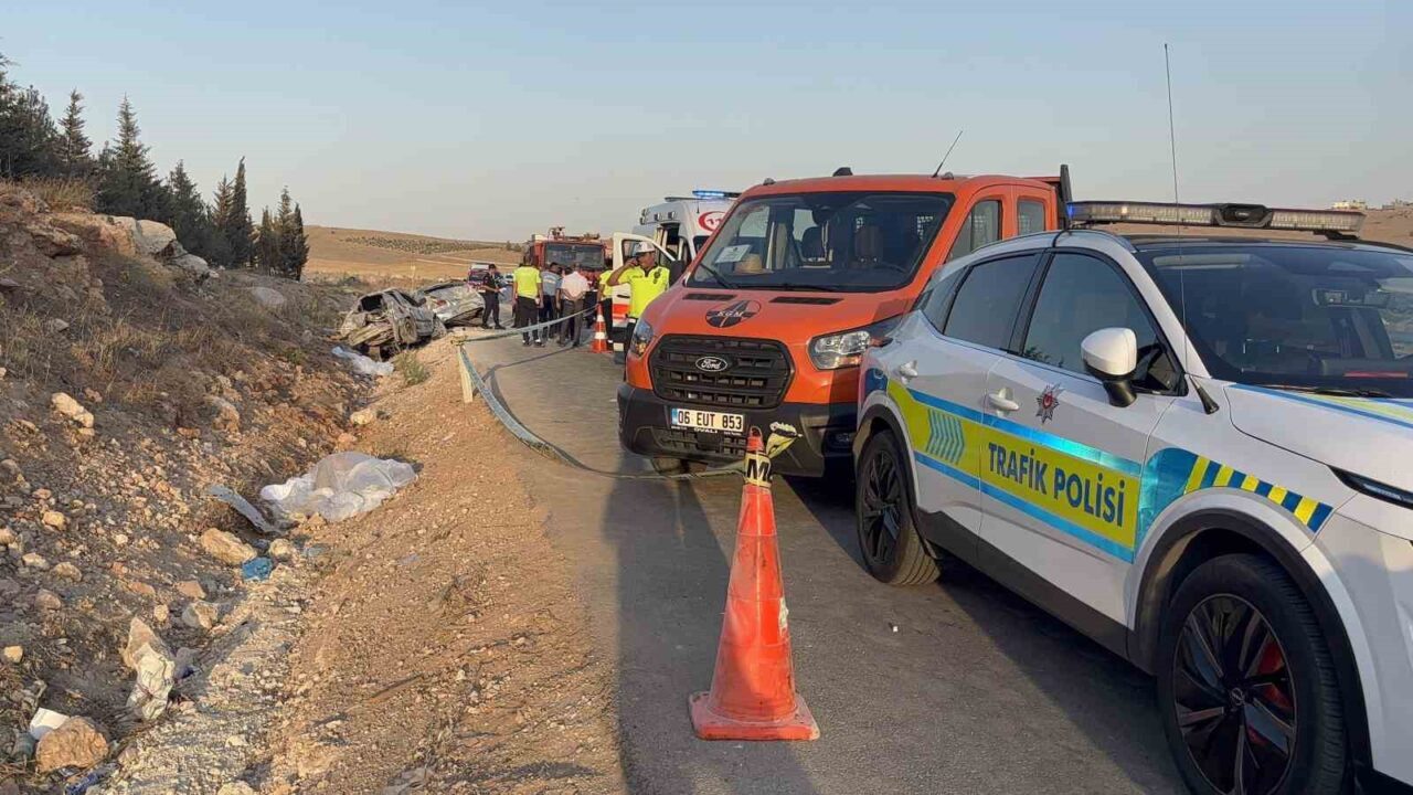 Gaziantep-Nizip karayolunda iki otomobilin çarpıştığı kazada ilk belirmelere göre 3
