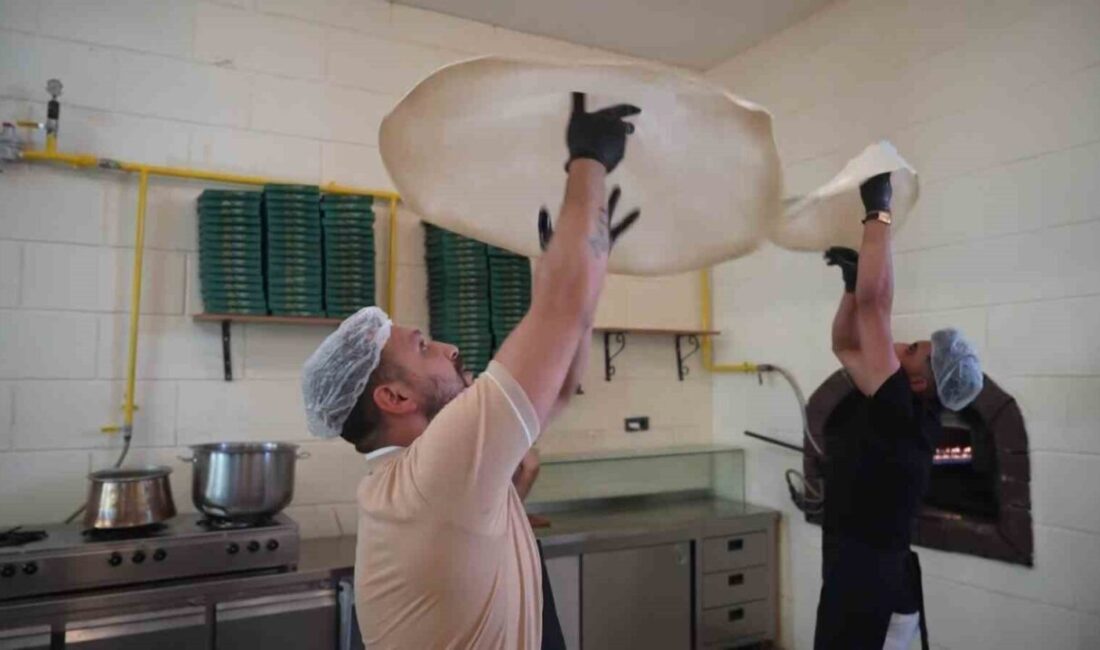 Gaziantep’te yüzyıllardır sofraları süsleyen katmer, ustaların maharetli ellerinde şov gösterisine