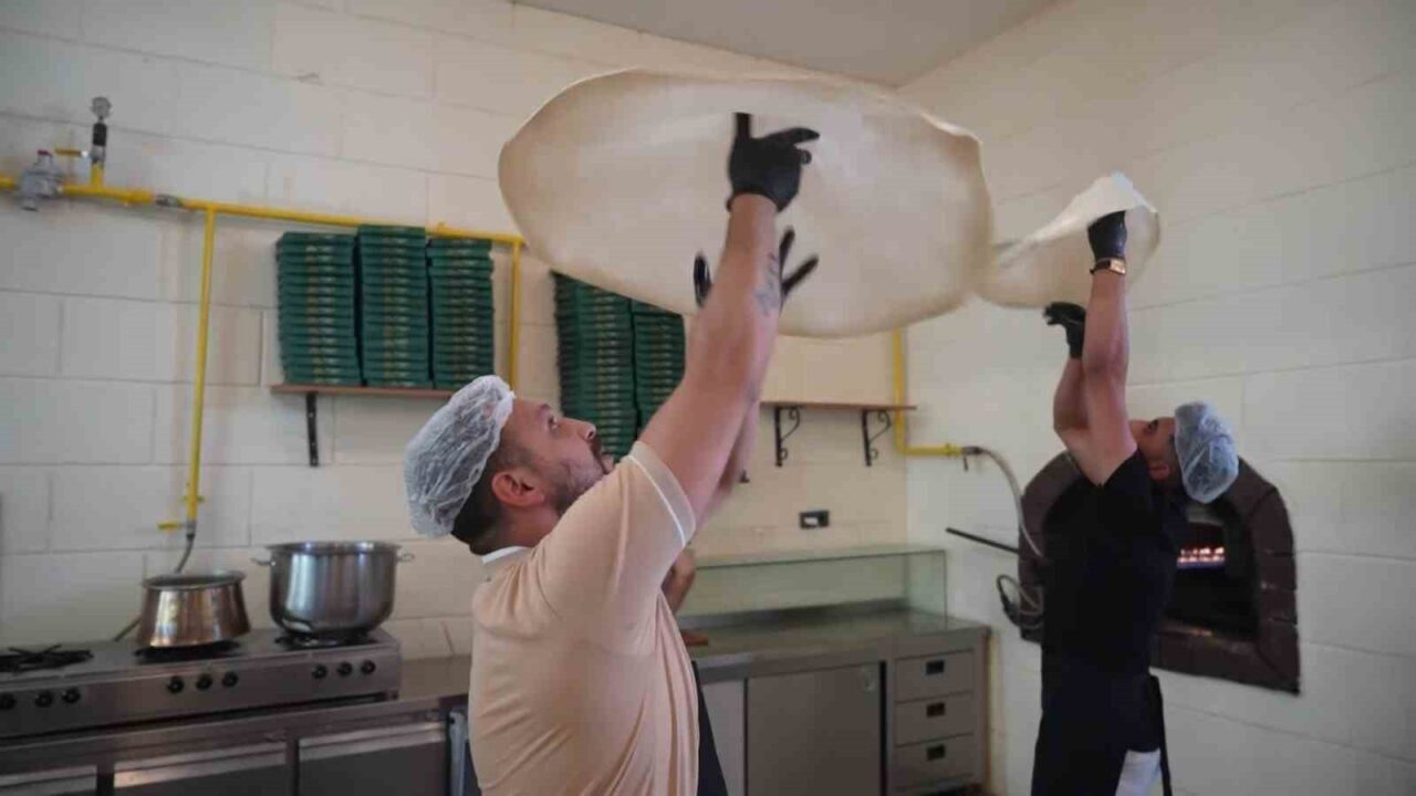 Gaziantep’te yüzyıllardır sofraları süsleyen katmer, ustaların maharetli ellerinde şov gösterisine