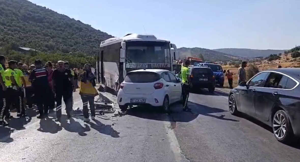Gaziantep’in İslahiye ilçesinde 2 otomobil ile 1 otobüsün karıştığı zincirleme