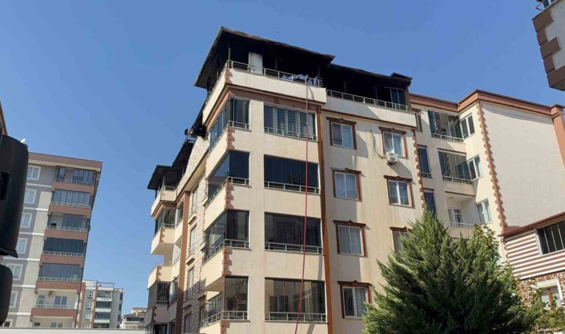 Gaziantep’te 4 katlı bir binanın terasında çıkan yangın paniğe neden