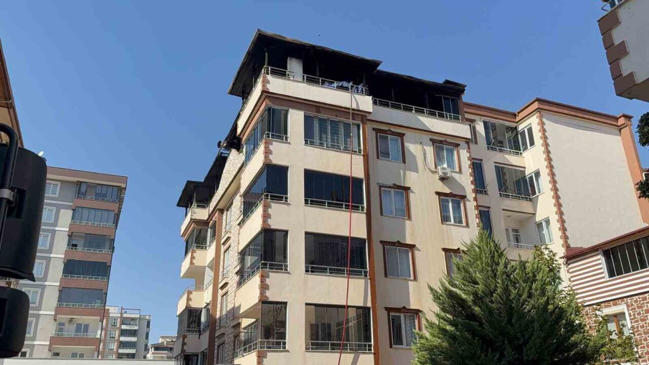 Gaziantep’te 4 katlı bir binanın terasında çıkan yangın paniğe neden