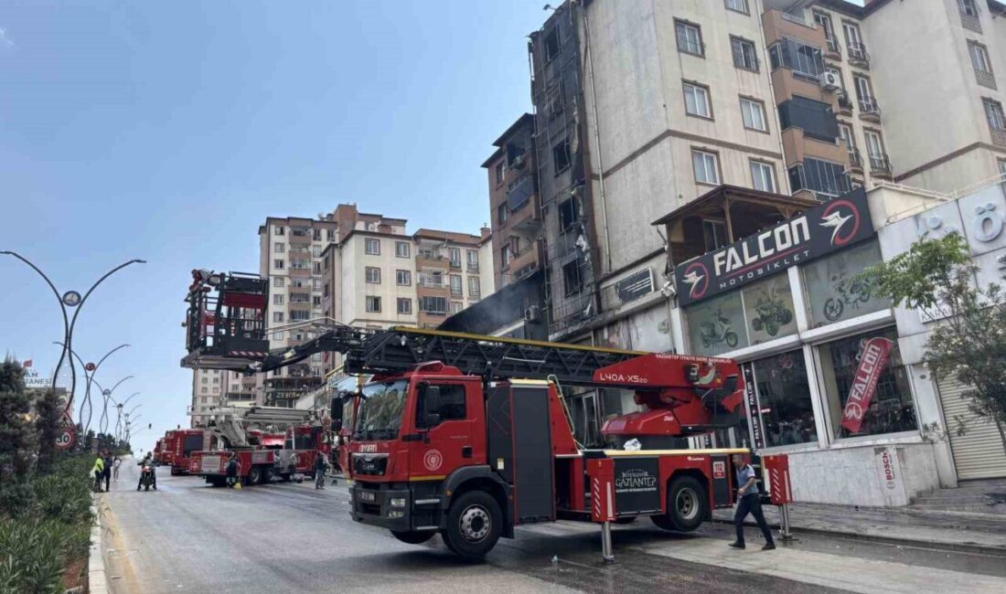 Gaziantep’te 5 katlı bir binada çıkan yangın itfaiye ekiplerinin müdahalesi