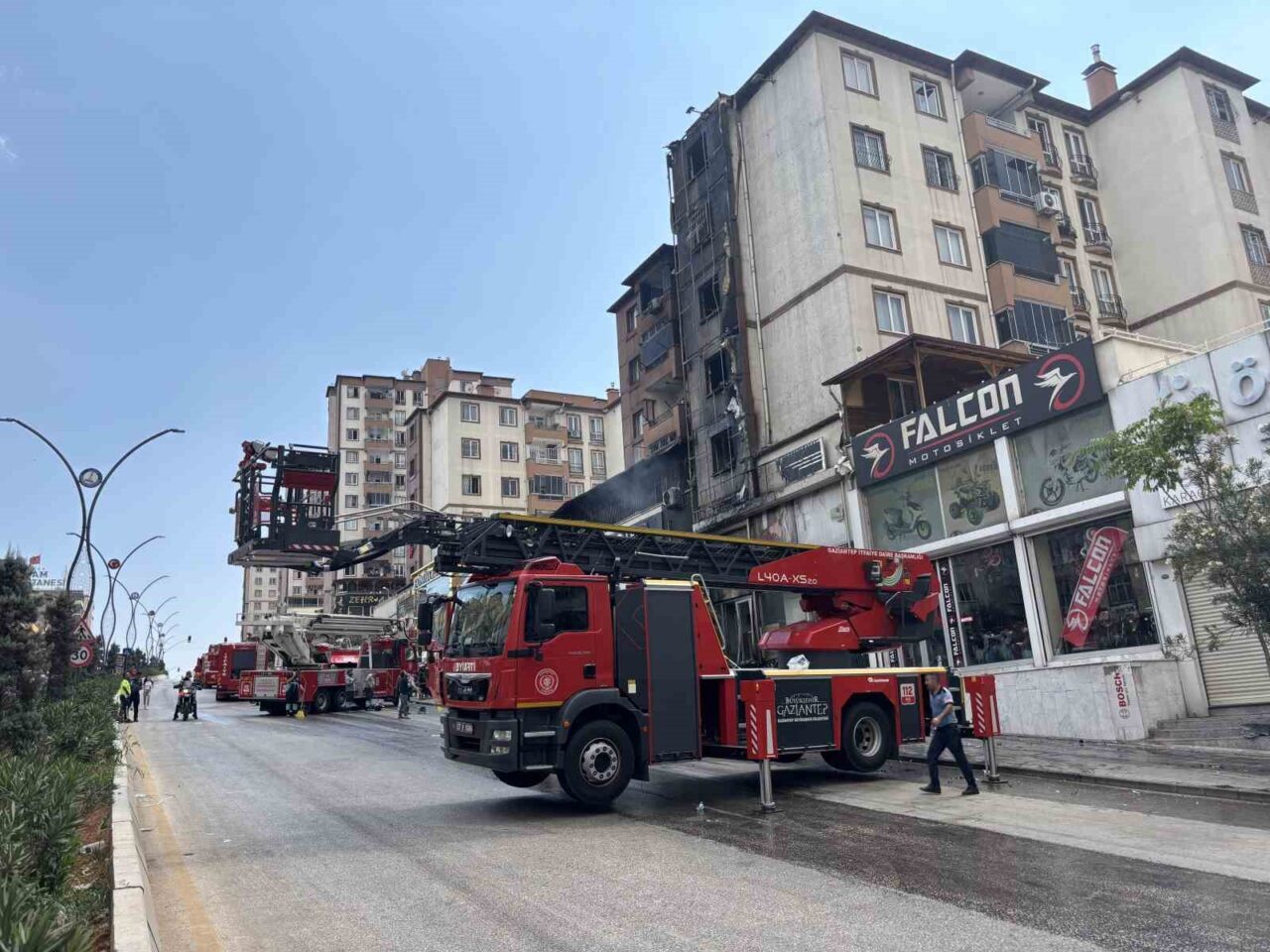 Gaziantep’te 5 katlı bir binada çıkan yangın itfaiye ekiplerinin müdahalesi