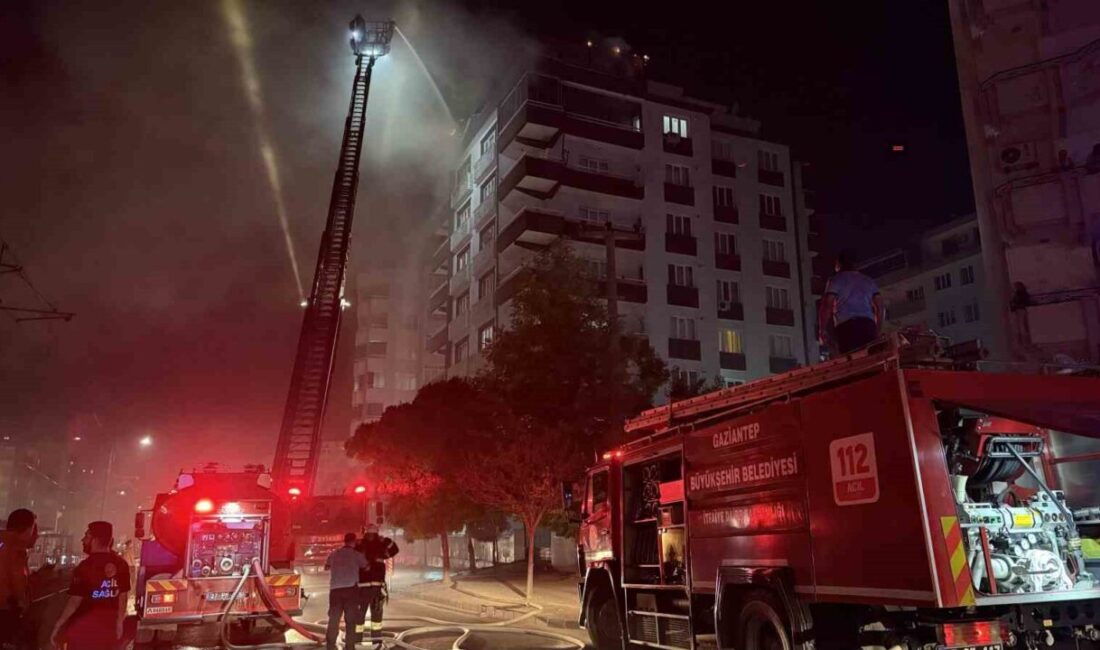 Gaziantep’te 7 katlı bir binanın teras katında çıkan yangın paniğe