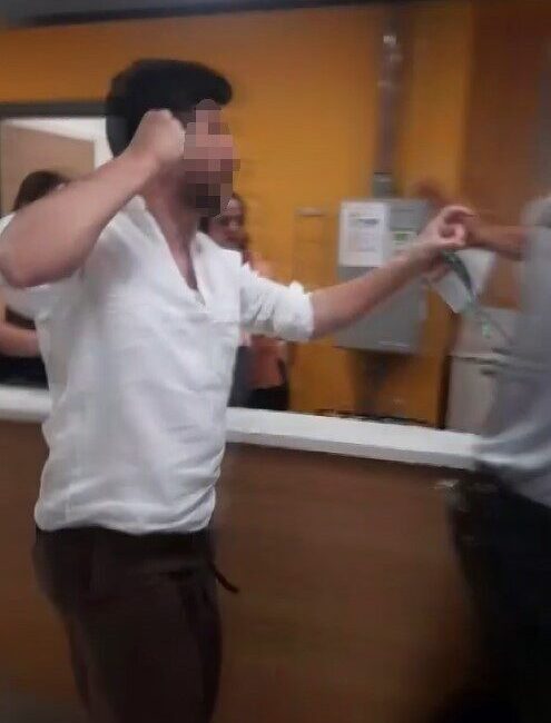 Gaziantep Şehir Hastanesi’nde görevli bir doktorun, tartıştığı hasta yakınlarına saldırdığı