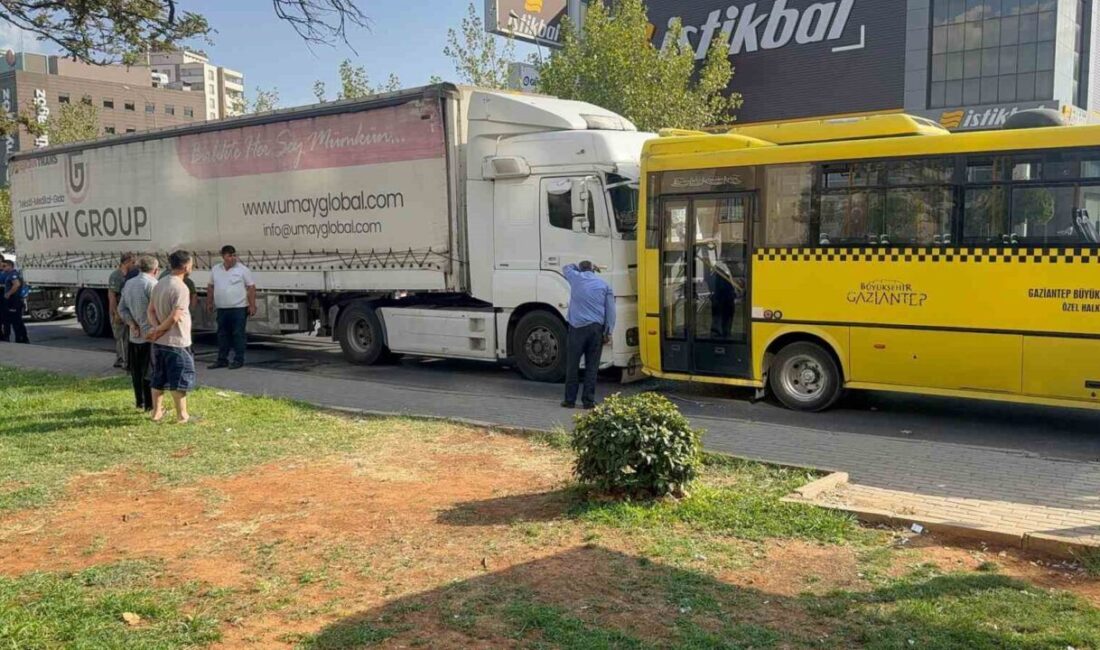 Gaziantep’te tırın, durakta yolcu almak için bekleyen halk otobüsüne arkadan