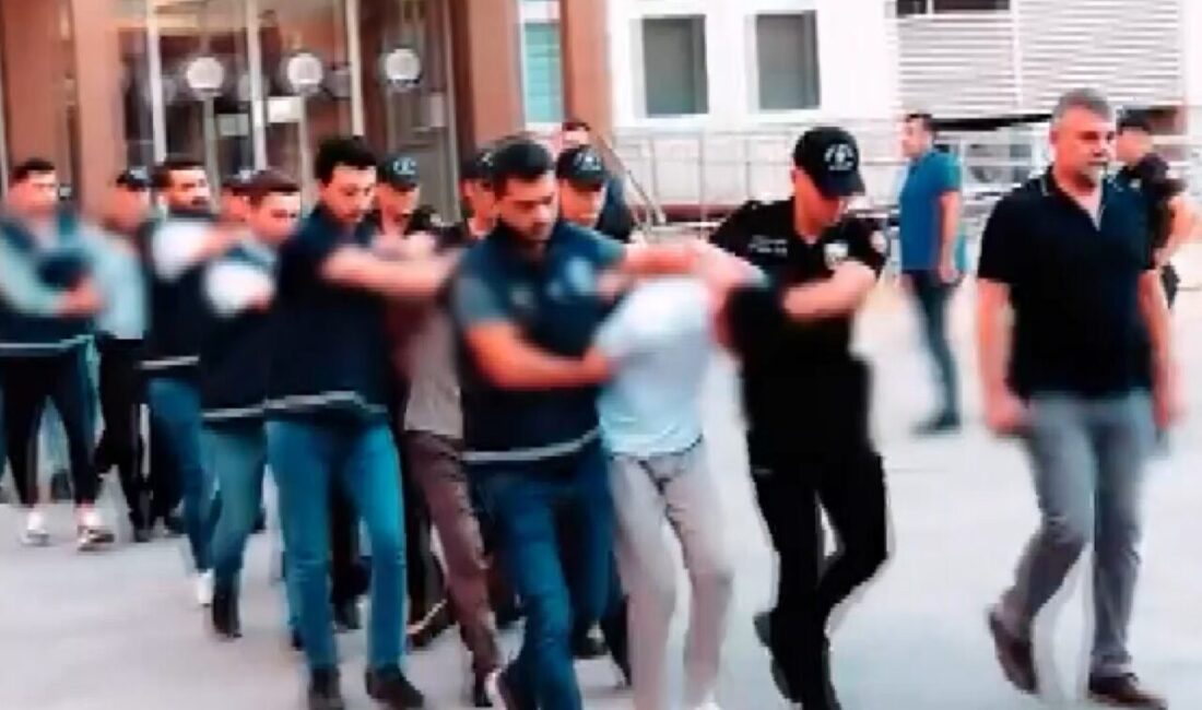 Gaziantep’te, organize bir şekilde araçlarla takip ettikleri esnafa çarparak kaza