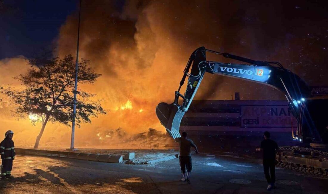 Gaziantep’te geri dönüşüm fabrikasında çıkan yangını söndürme çalışmaları devam ediyor.
