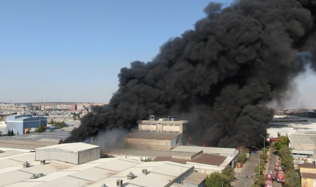 Gaziantep’te bir geri dönüşüm fabrikasında çıkan yangın, dron ile havadan