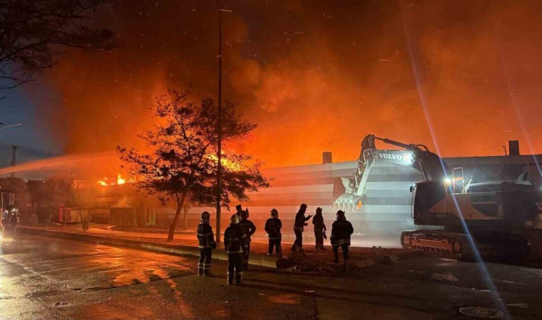 Gaziantep’te geri dönüşüm fabrikasında çıkan yangın, itfaiye ekiplerinin yoğun müdahalesiyle