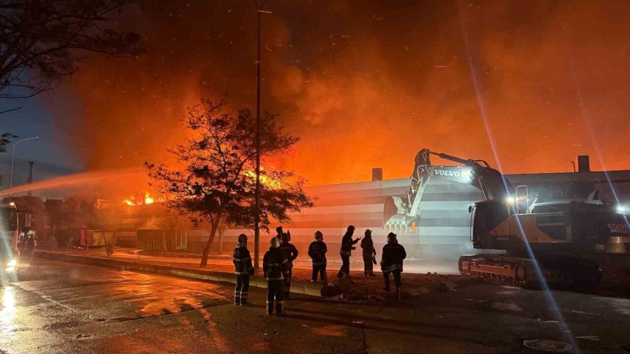 Gaziantep’te geri dönüşüm fabrikasında çıkan yangın, itfaiye ekiplerinin yoğun müdahalesiyle