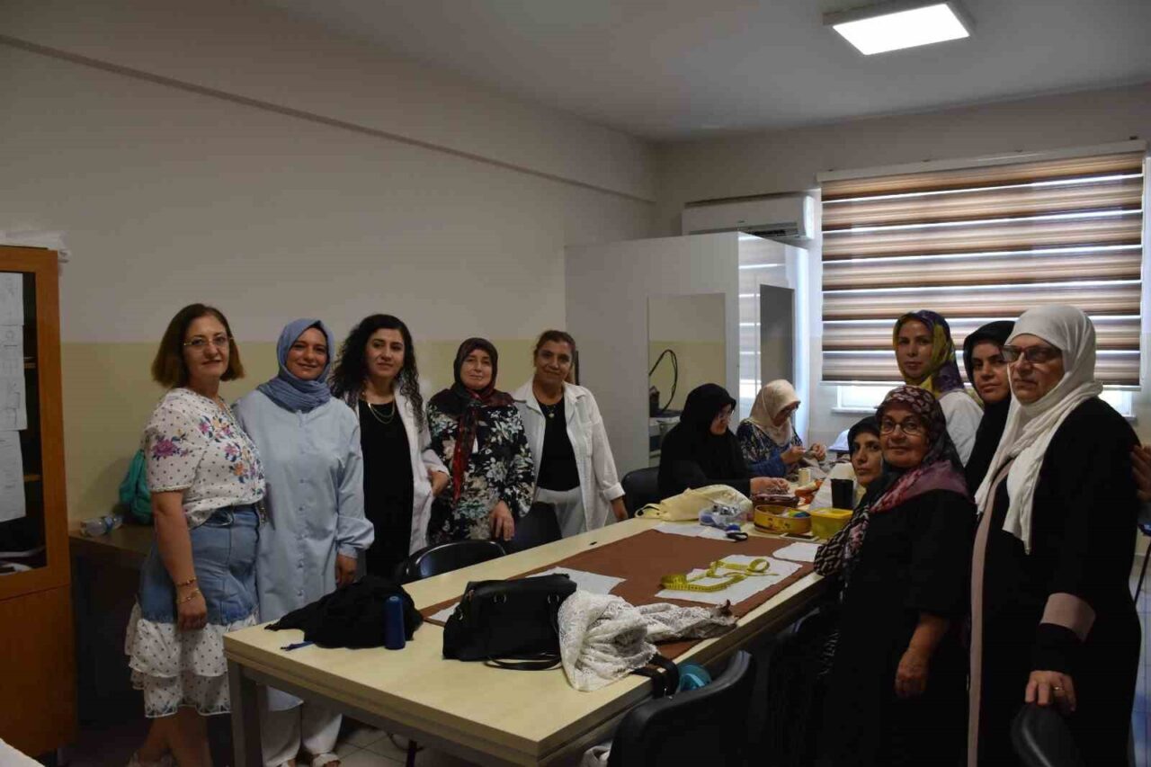Gaziantep’in Şahinbey ilçesinde bulunan Binevler Sosyal Tesisi’nde açılan giyim kursuna