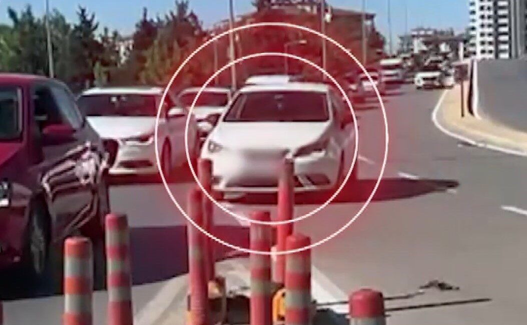 Gaziantep’te trafikte bekleyen araçların arasına ’kaynak’ yöntemiyle girerek hatalı şerit