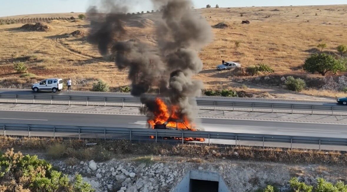 Gaziantep-Nizip karayolunda seyir halindeki otomobil alev topuna döndü. Yanan otomobil