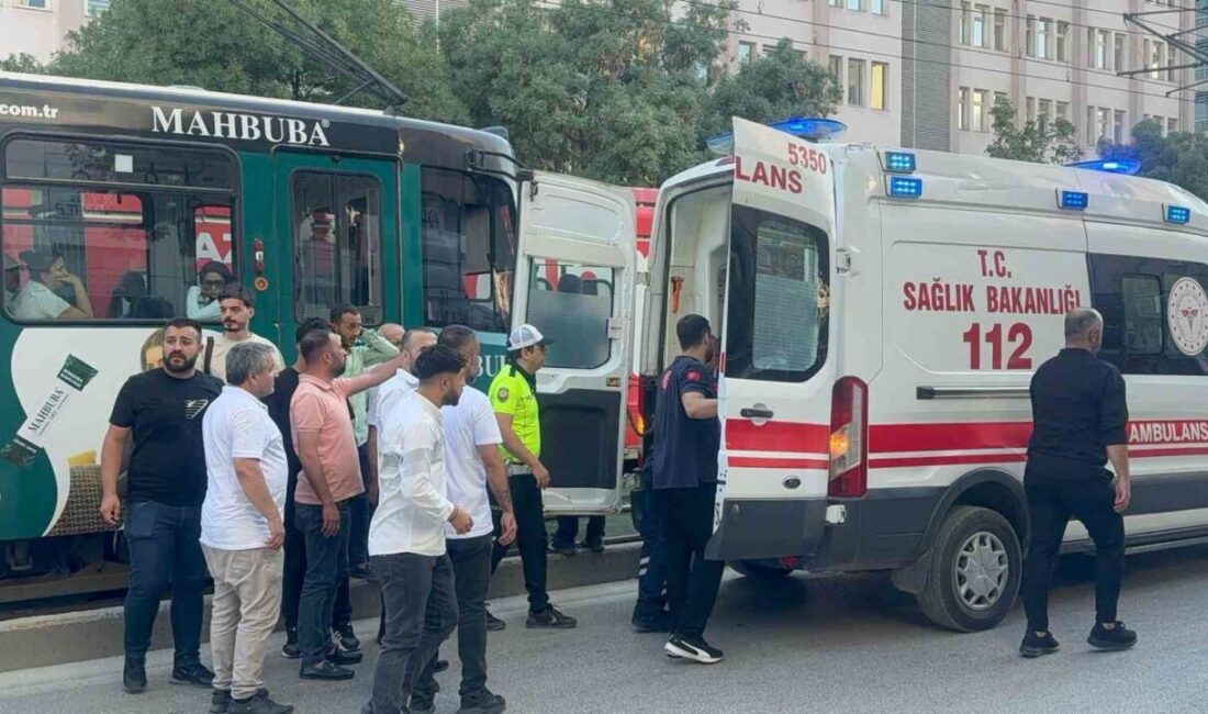 Gaziantep’te yolun karşı tarafına geçmek isterken tramvayın çarptığı adam hafif