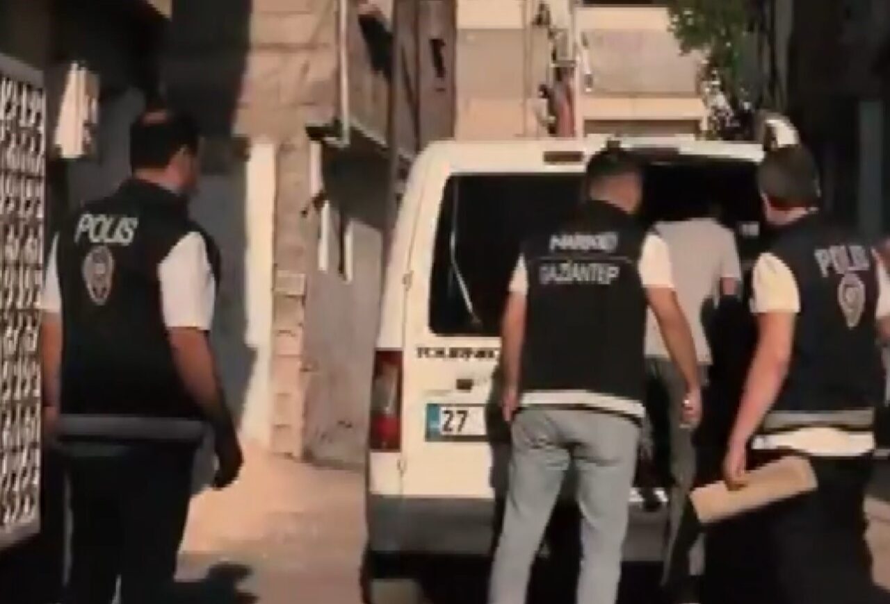 Gaziantep’te uyuşturucu madde tacirlerine yönelik yapılan operasyonda 11 şüpheli şahıs