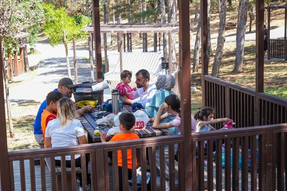 Gaziosmanpaşa Millet Bahçesi, yenileme çalışmalarının tamamlanmasının ardından vatandaşların hizmetine açıldı.