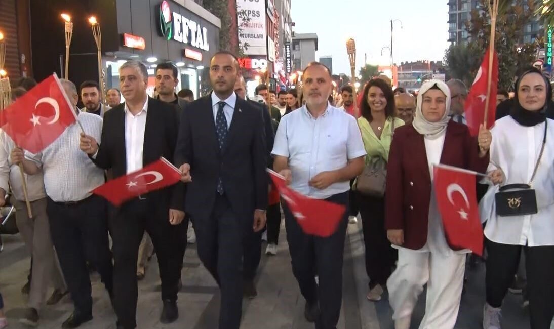 Gaziosmanpaşa’da 30 Ağustos Zafer Bayramı, ay yıldızlı bayraklar ve marşlar