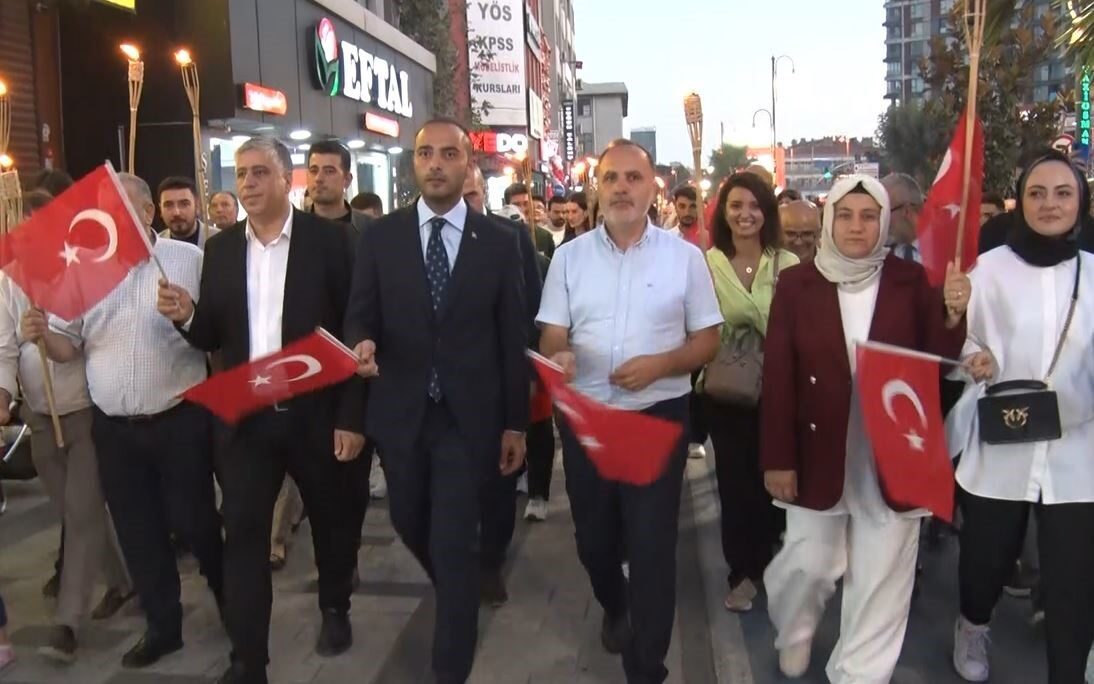 Gaziosmanpaşa’da 30 Ağustos Zafer Bayramı, ay yıldızlı bayraklar ve marşlar