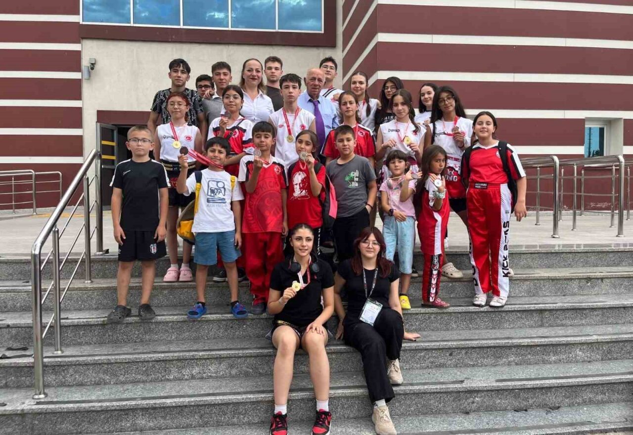 Kütahya’nın Gediz ilçesinde, Antrenör Ezgi Şebnem Hoşgör eşliğinde turnuvalara hazırlanan