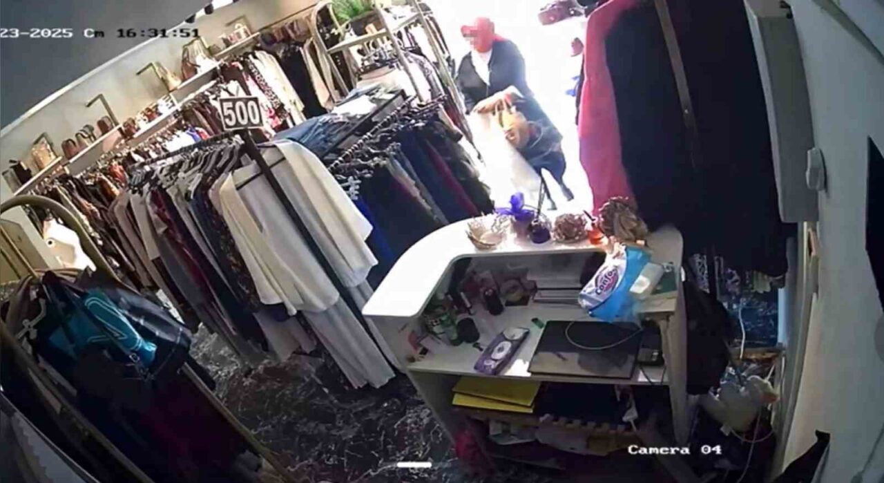 Bursa’nın İnegöl ilçesinde faaliyet gösteren bir giysi mağazasında yaşanan hırsızlık