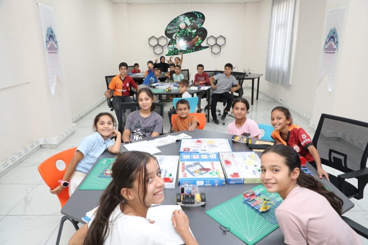 Eyyübiye Belediye Başkanı Mehmet Kuş, Süleymanşah Gençlik Merkezini ziyaret ederek