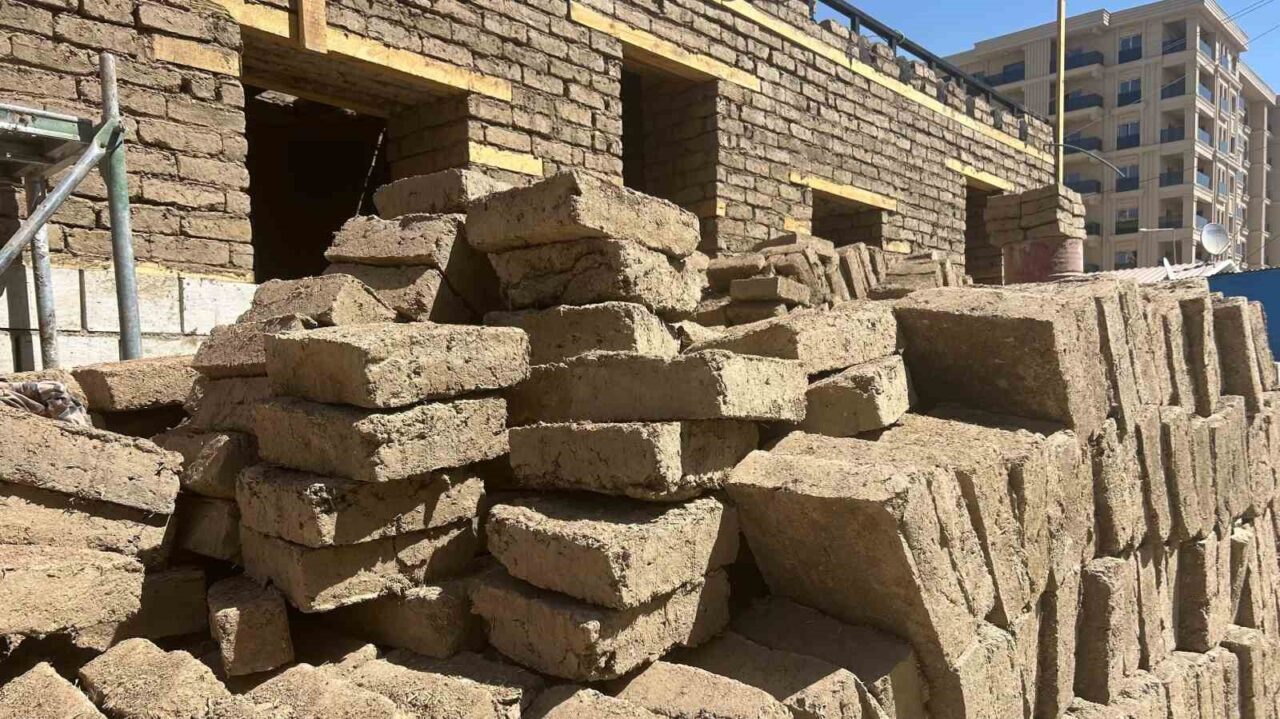 Van’ın geleneksel konut mimarisinin en önemli yapı malzemesi olan kerpiç,