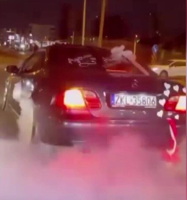 Adana’da düğün konvoyunda gelin arabasıyla yolu kapatıp lastik yaktılar, araç