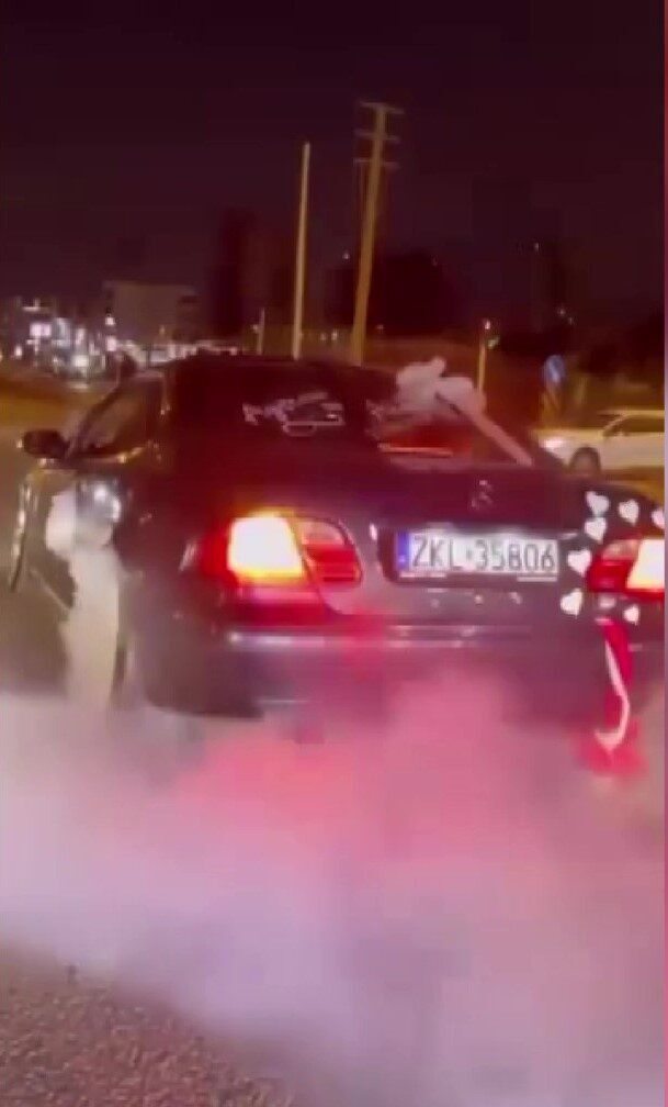 Adana’da düğün konvoyunda gelin arabasıyla yolu kapatıp lastik yaktılar, araç