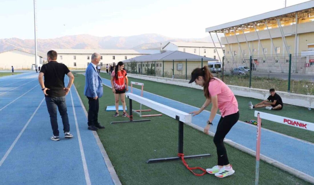 Muş’ta yaz spor okullarına katılan genç atletler, 1071 Sultan Alparslan