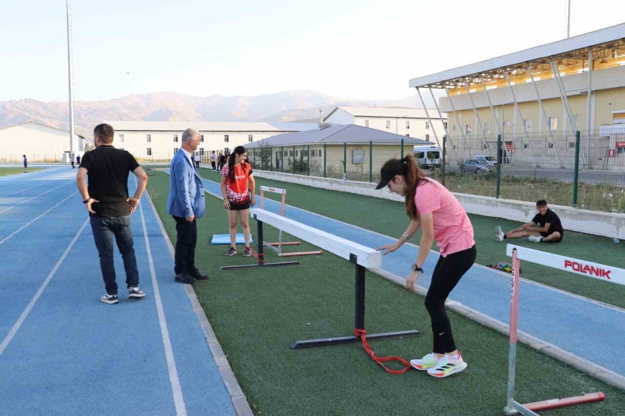 Muş’ta yaz spor okullarına katılan genç atletler, 1071 Sultan Alparslan