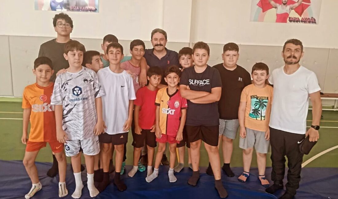 Eskişehir Gençlik ve Spor İl Müdürü Hasan Kalın, genç güreşçilerle