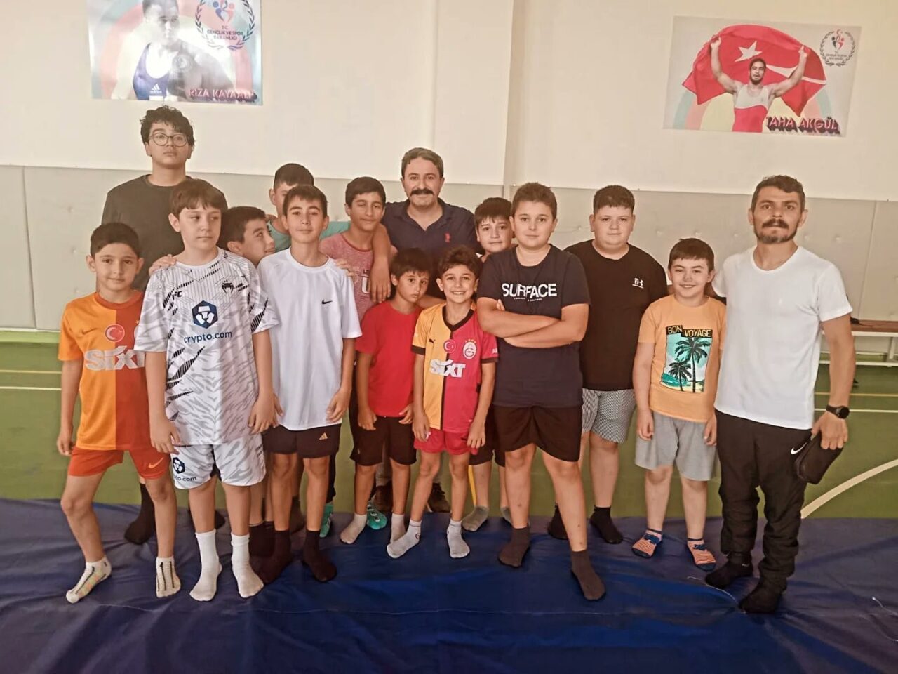 Eskişehir Gençlik ve Spor İl Müdürü Hasan Kalın, genç güreşçilerle