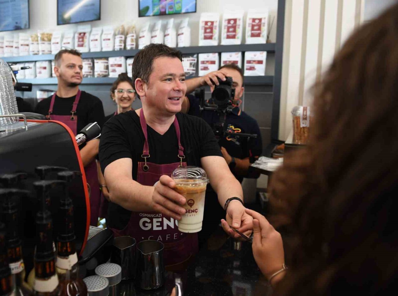 Bursa’da gençlerin yeni buluşma noktası haline gelen “Genç Kafe”, uygun