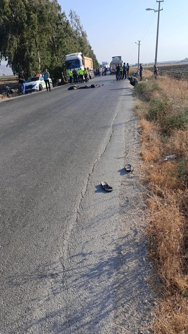 Hatay’da 2 araçla çarpıştıktan sonra devrilen motosikletin 30 yaşındaki sürücüsü