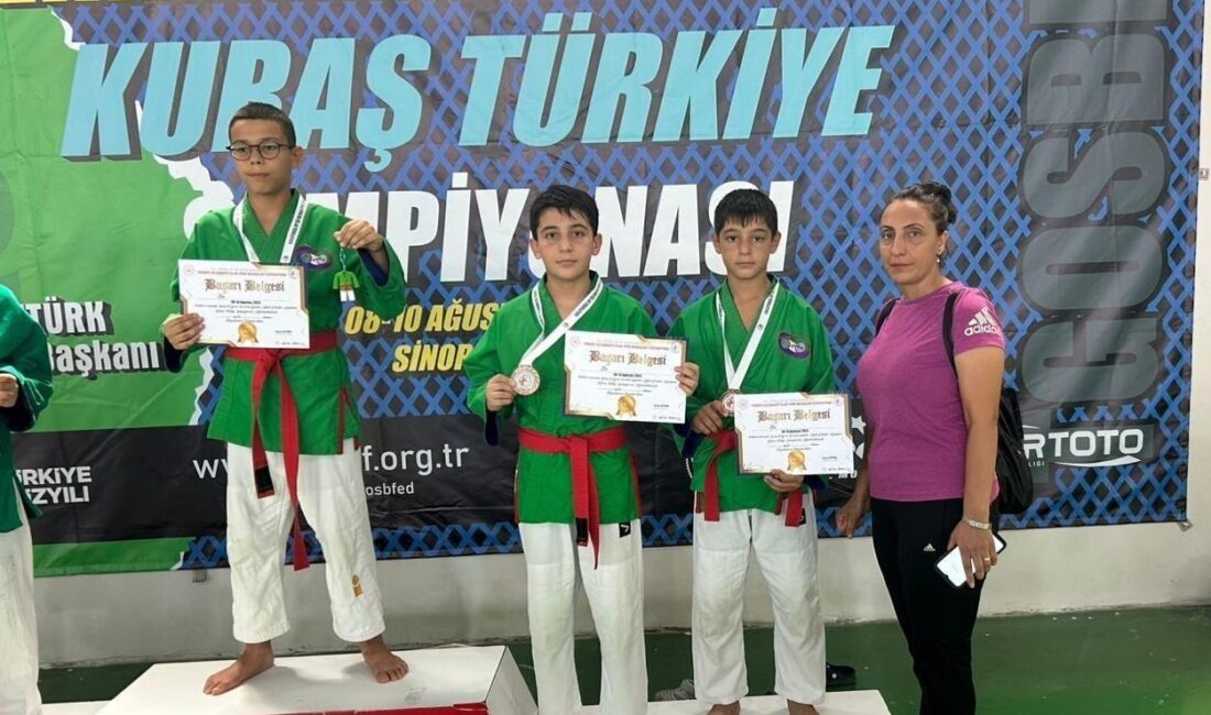 Minikler Türkiye Kuraş Şampiyonası’nda mücadele eden Elazığlı sporcu Umuthan Yağcı,