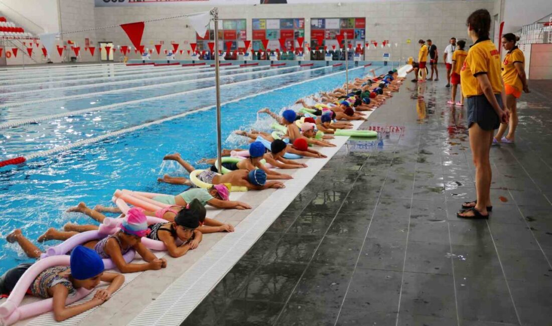 Türkiye’nin en sıcak illerinden olan Adana’da, çocukların serinlemek için kanala