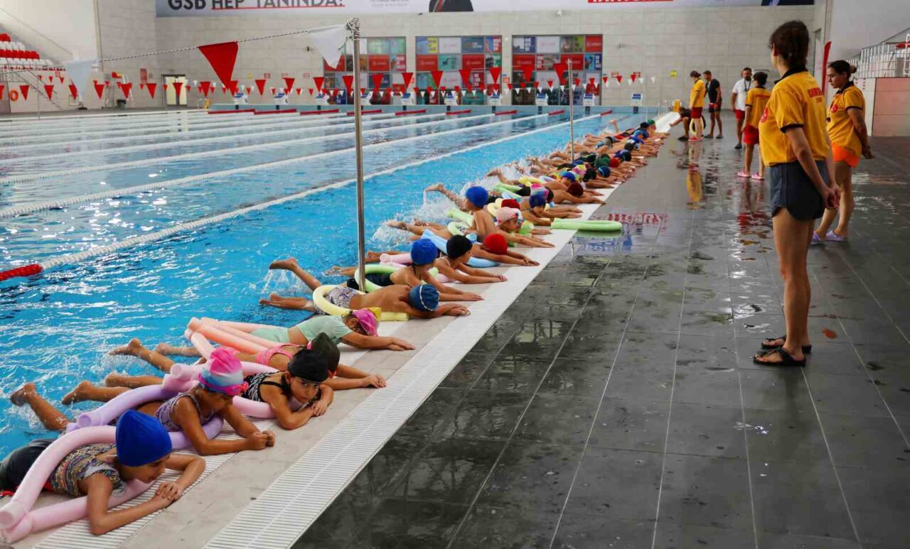 Türkiye’nin en sıcak illerinden olan Adana’da, çocukların serinlemek için kanala