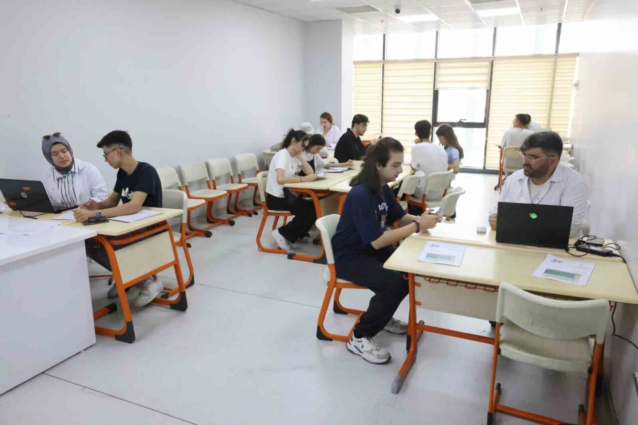 Çayırova Belediyesi Prof. Dr. Necmettin Erbakan Gençlik Merkezi’nde YKS’ye hazırlanan