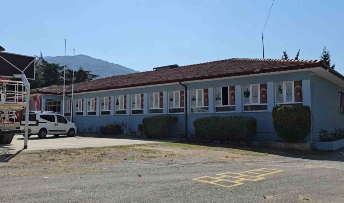 Sakarya’nın Sapanca ilçesinde gençler, imece usulüyle mahallede bulunan ilkokulun çevre