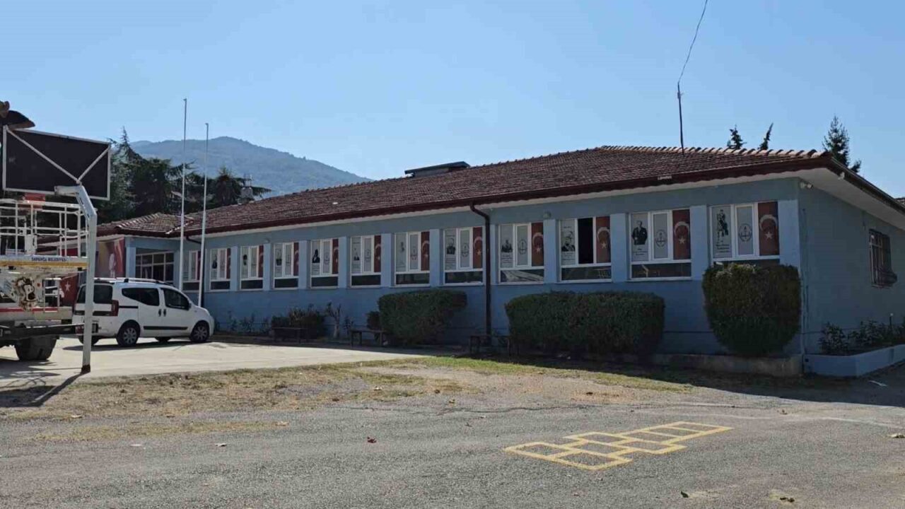 Sakarya’nın Sapanca ilçesinde gençler, imece usulüyle mahallede bulunan ilkokulun çevre