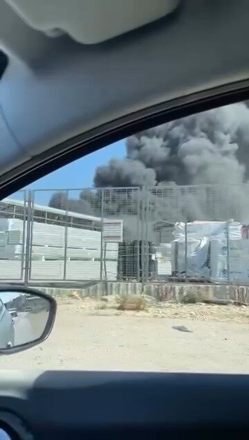 Bursa’nın Nilüfer ilçesinde faaliyet gösteren geri dönüşüm fabrikasından yükselen dumanlar,