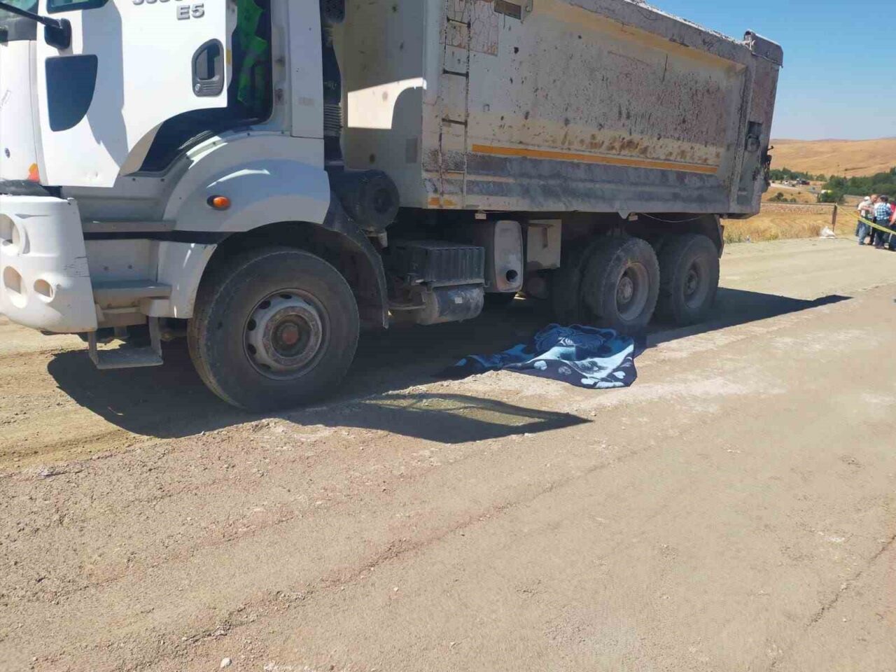 Sivas’ın İmranlı ilçesinde bir şantiye işçisi geri manevra yapan kamyonun