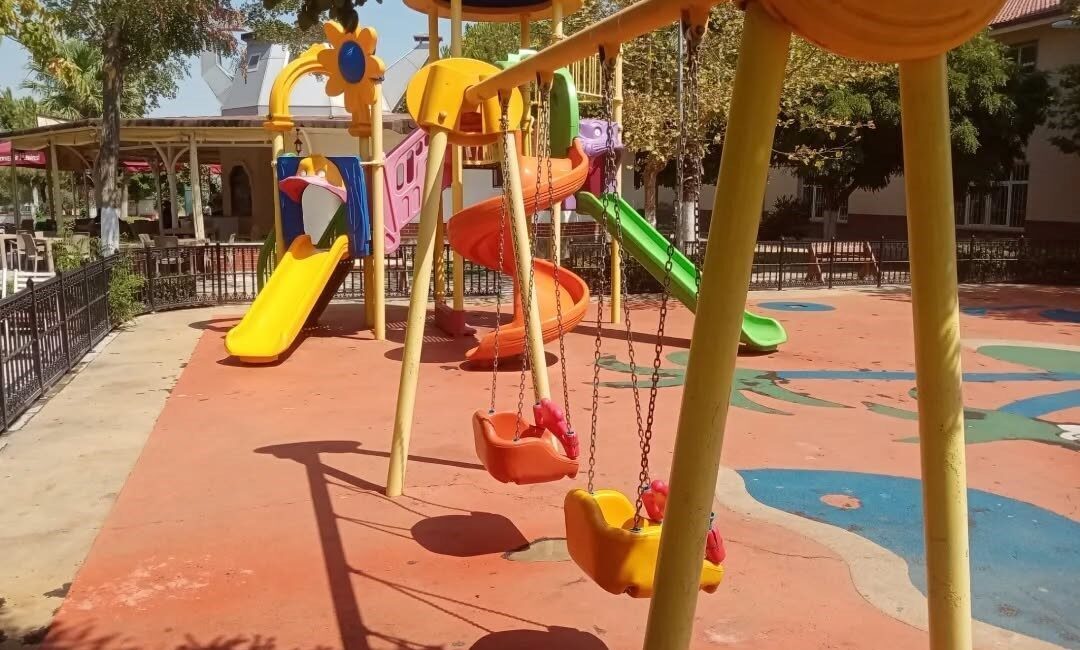 Aydın’ın Germencik ilçesinde belediye ekipleri, vatandaşların sağlıklı ve temiz alanlarda