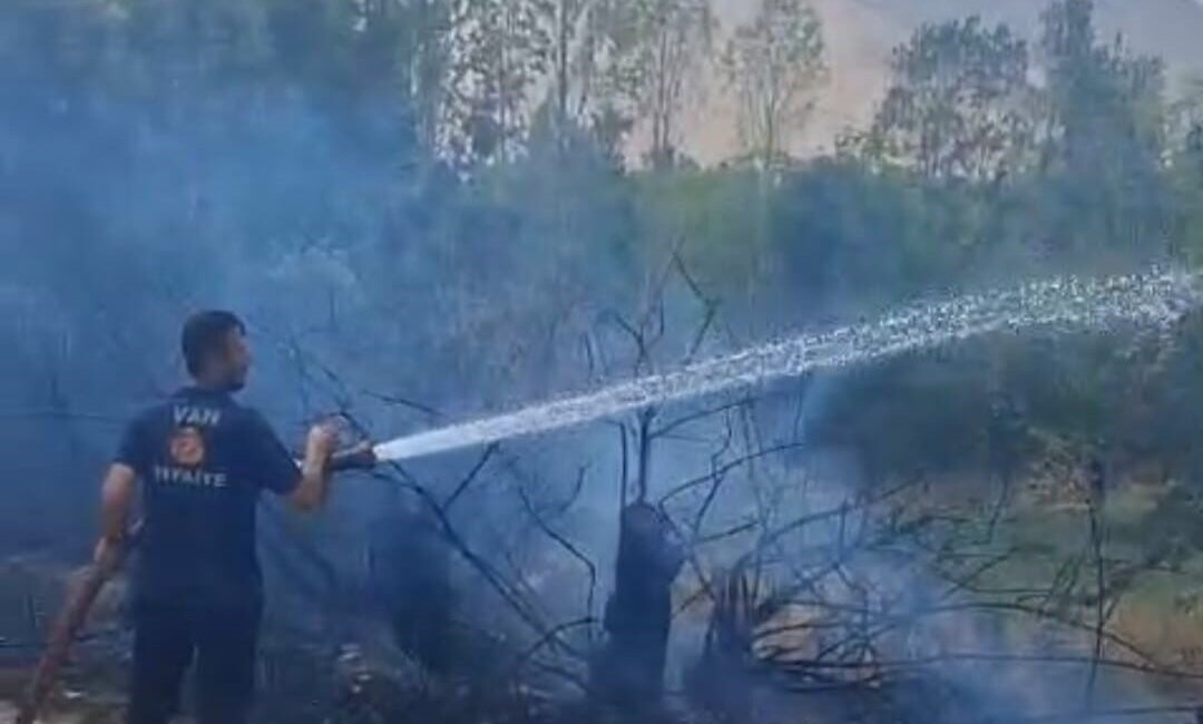 Van’ın Gevaş ilçesindeki bir bahçede meydana gelen yangın kısa süreli